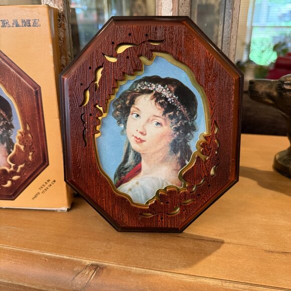 NIB Vintage frame with picture of pretty lady - Picture 5 of 13